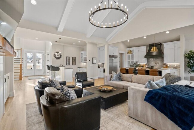 Building Photo - 568 Versailles Dr