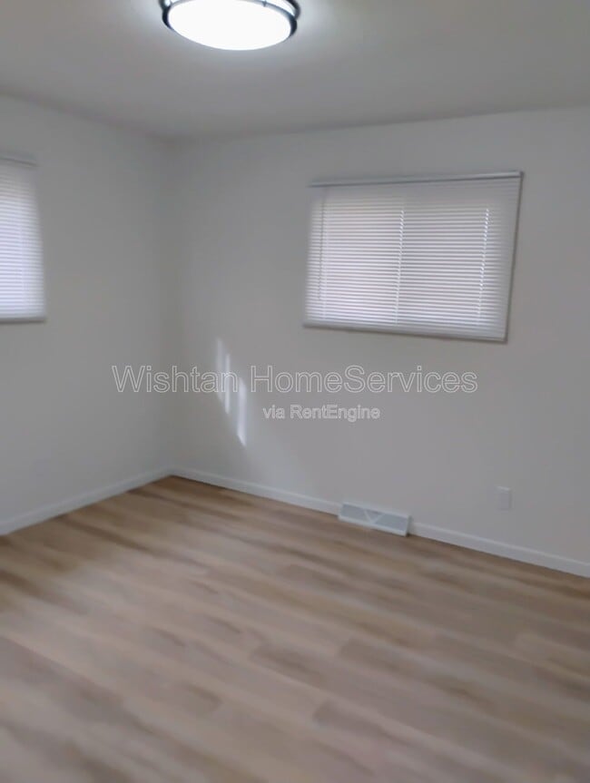 Building Photo - 22 N 17th Ave