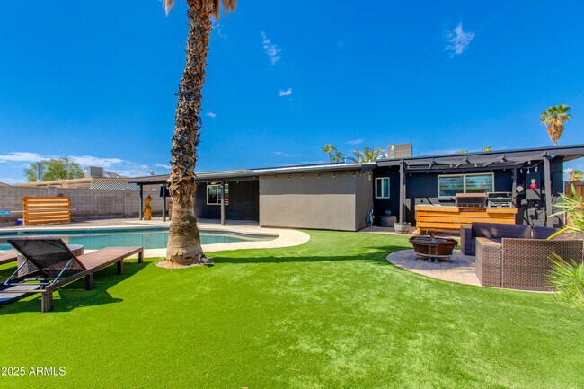 Building Photo - 3009 E Dahlia Dr