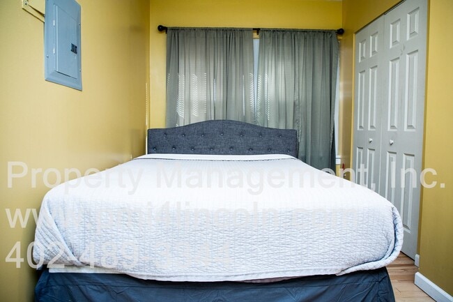 Building Photo - Remodeled, Furnished 1 Bedroom Apartment Available Now!