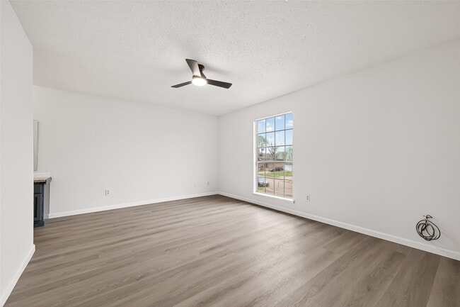 Building Photo - 7523 La Pl Dr