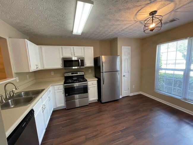 Building Photo - Fresh Renovation, 3 Bedroom Townhouse