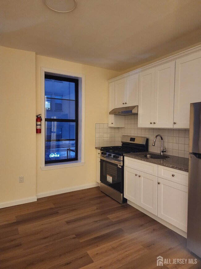 Building Photo - 290 King St