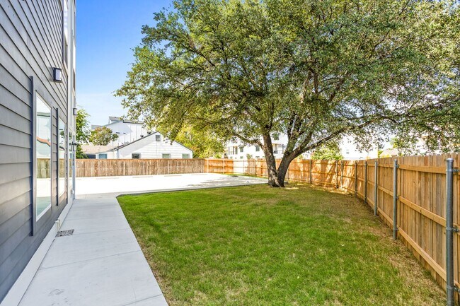 Building Photo - 2400 Benbrook Dr