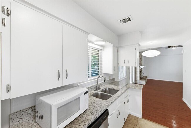 Building Photo - 6210 Shadow Valley Dr