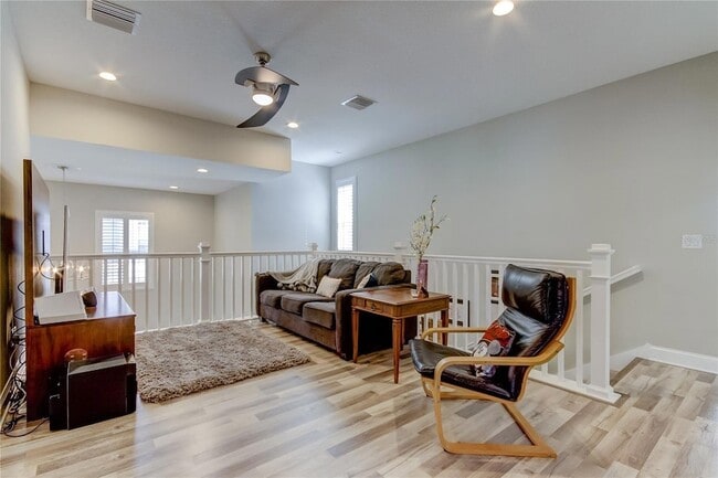 Building Photo - 426 Birdsong Ln