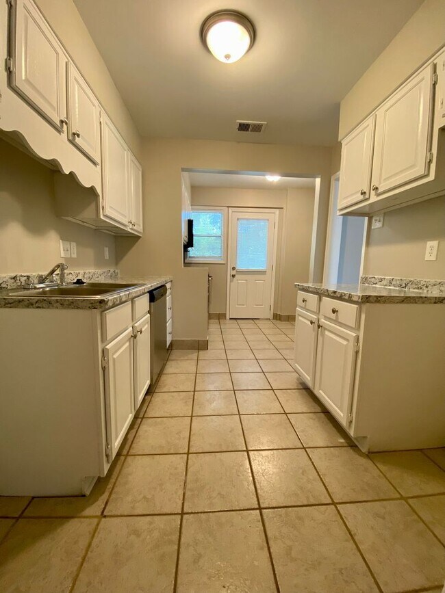 Building Photo - 3 bed, 1 bath in Colonial Acres near Quince and Colonial