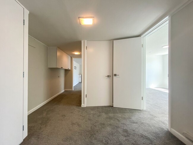 Building Photo - Stunning Mid-Century Home with Spectacular Southerly Views in Sought-After Terwilliger Heights!