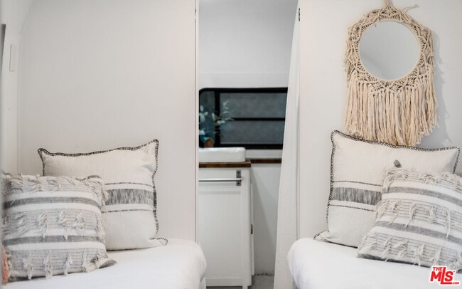 Building Photo - 272 N Topanga Canyon Blvd