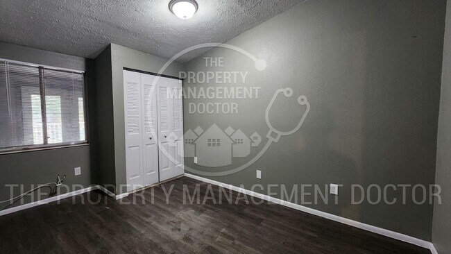 Building Photo - 4BR/2.5BA Tampa Home | Dual Kitchen Areas, Private Bedroom & Fresh Updates