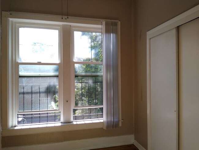 Building Photo - Charming Cap Hill 1 Bedroom w/ Claw Foot Tub