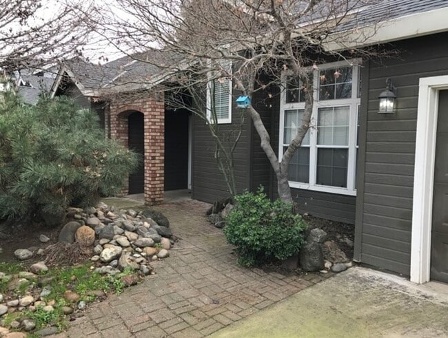 Building Photo - 2704 Snyder Ave