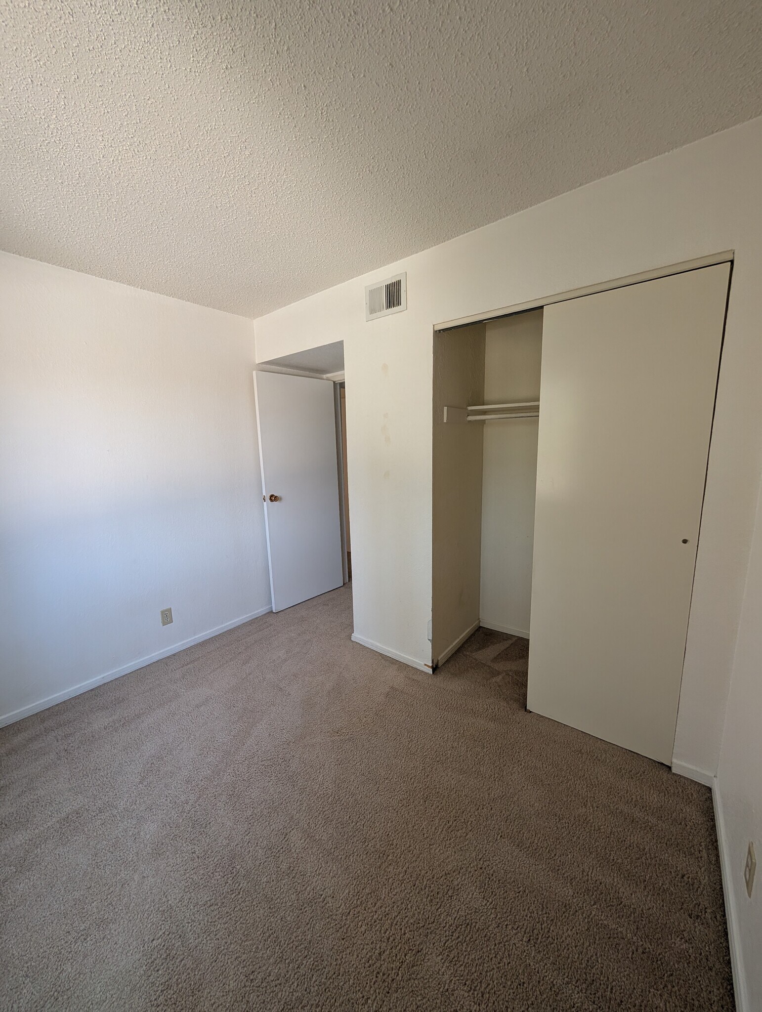 Building Photo - 1644 Lomaland Dr
