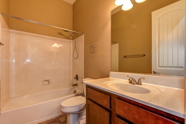 Building Photo - 3 Bed 2 Bath Home with 2.5 Car Garage for Rent in Granville!
