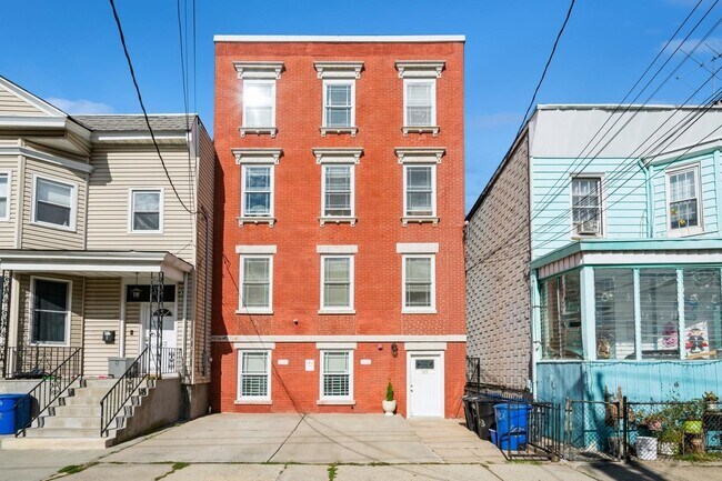 Building Photo - 165 Webster Ave