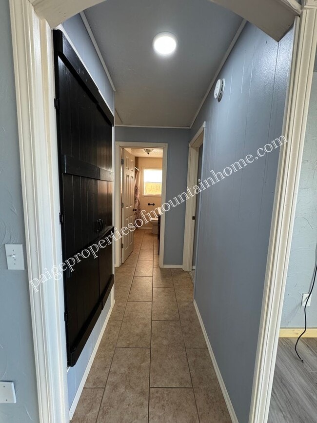 Building Photo - Charming 3-Bedroom Home