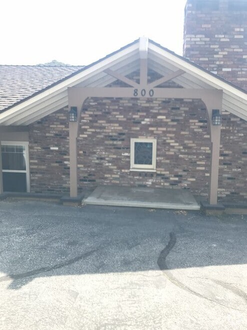 Building Photo - 800 Lake Sherwood Dr