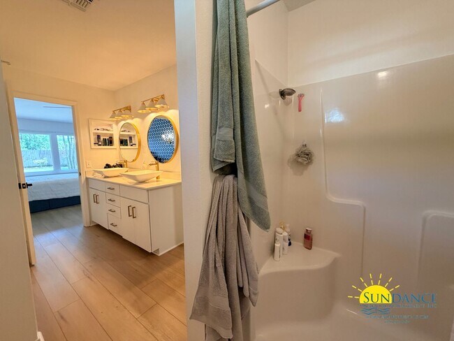 Building Photo - Stunning 3 Bedroom Home in Gulf Breeze with stand out accents!