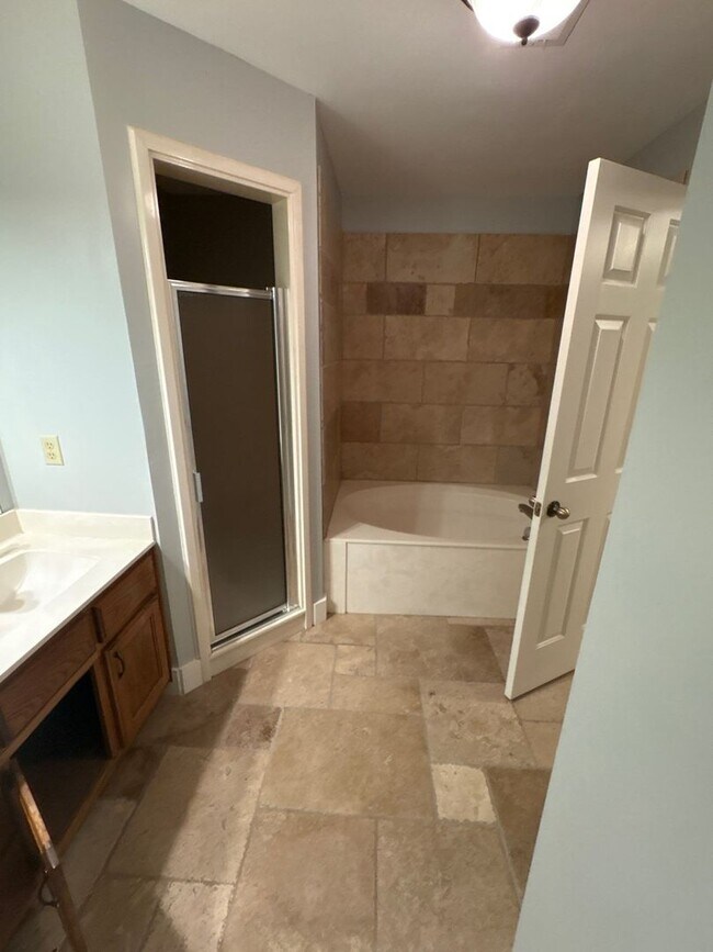 Building Photo - Beautiful 3 Bedroom 2 full bathroom home in Collierville