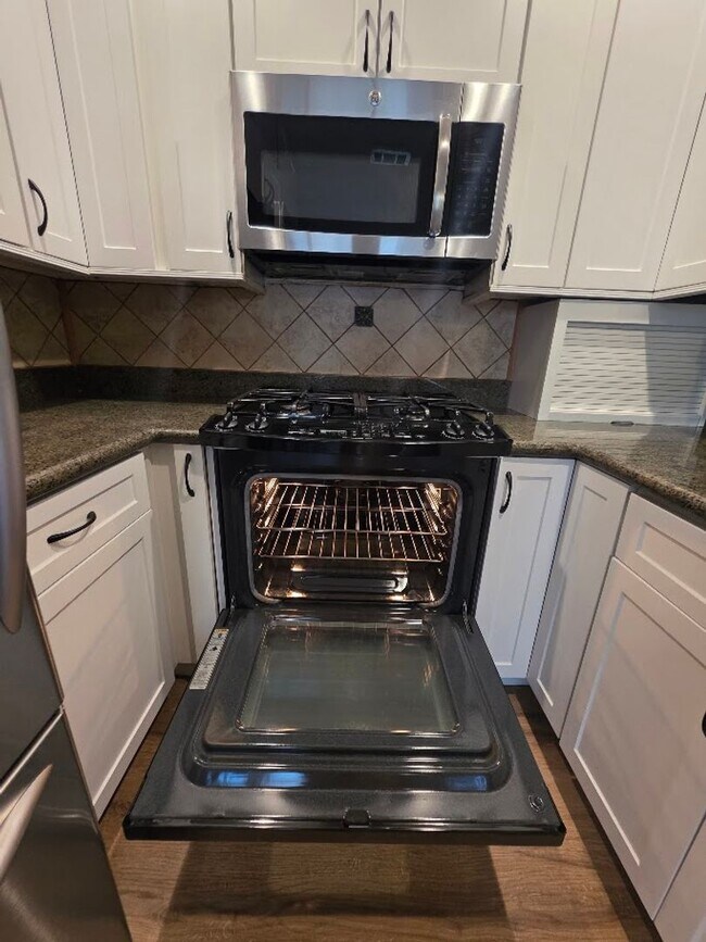Building Photo - RENOVATED 2BD/1.5 BATH WITH PARKING, LAUNDRY, AND FULL H-VAC