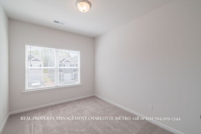 Building Photo - Stylish 3-Bedroom Gem Near I-485 & Charlotte Hotspots