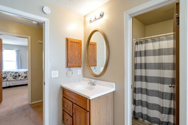 Building Photo - Charming 2 beds 2.5 baths in Aurora with a move-in special of 50% off one month's rent!!