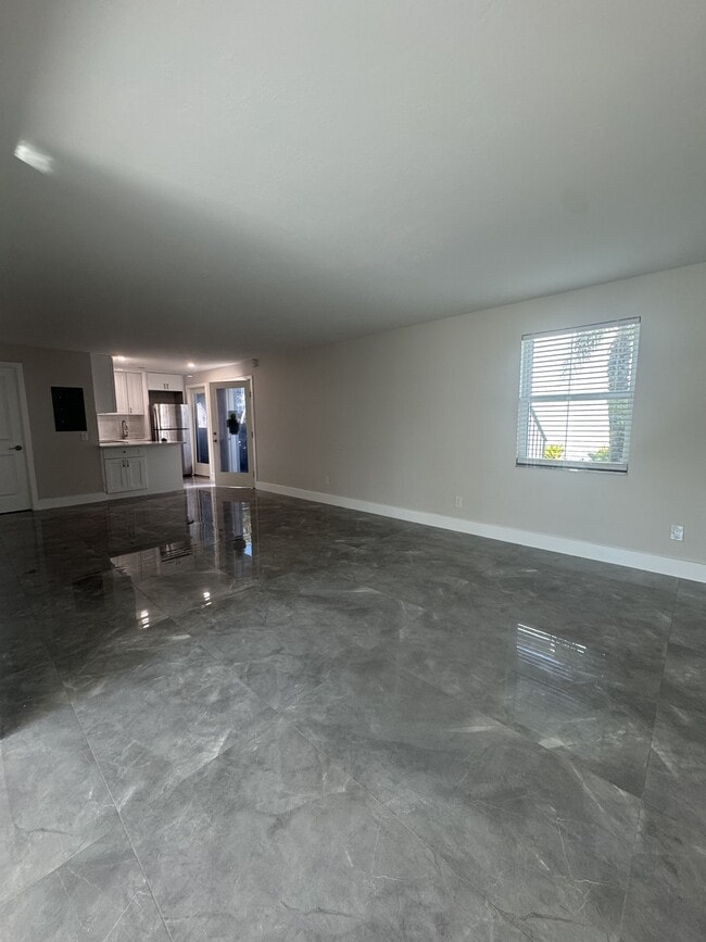 Building Photo - 637 12th Ave S