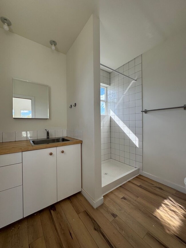 Building Photo - Bright 3BR/3BA with Soaring Ceilings & Lar...