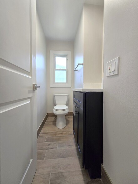 Building Photo - 1002 E Callero Cir