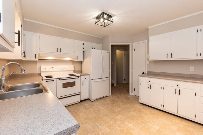 Building Photo - Beautiful Large Home in the Heart of Raleigh!