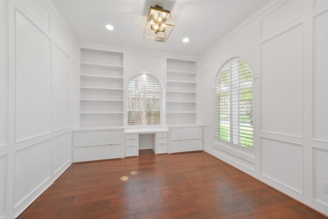 Building Photo - 3724 Wroxton Rd