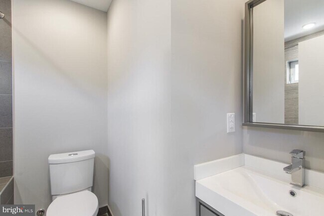 Building Photo - 712 S Sartain St