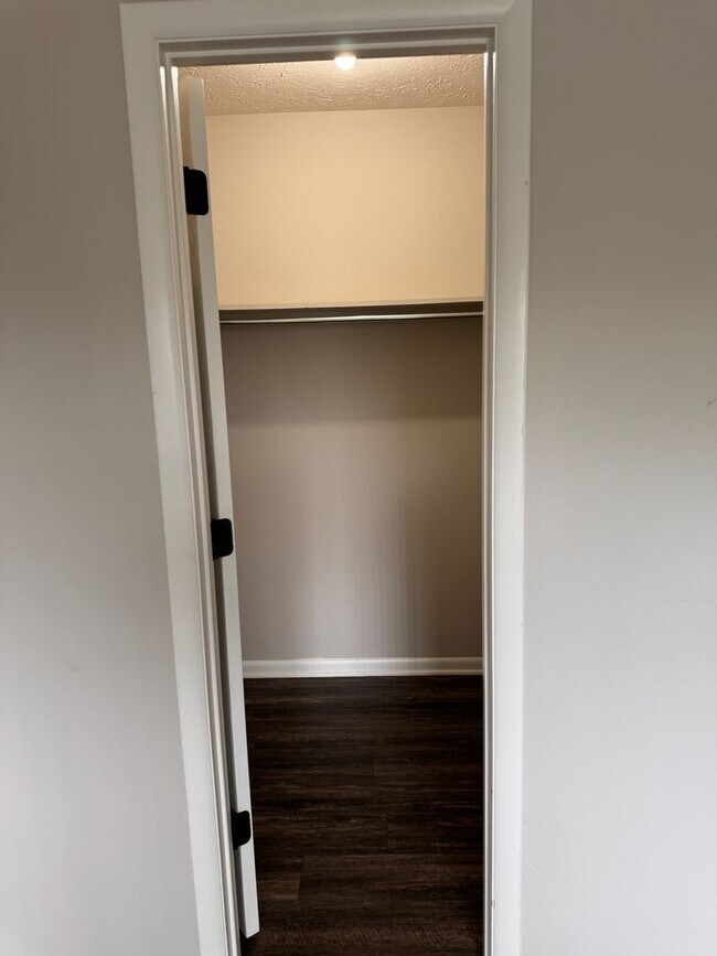 Building Photo - 2 Bedroom || 1.5 Bathroom Townhouse