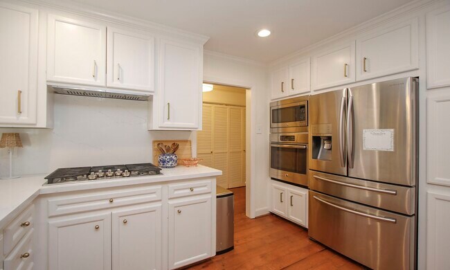 Building Photo - 827 St George Ln