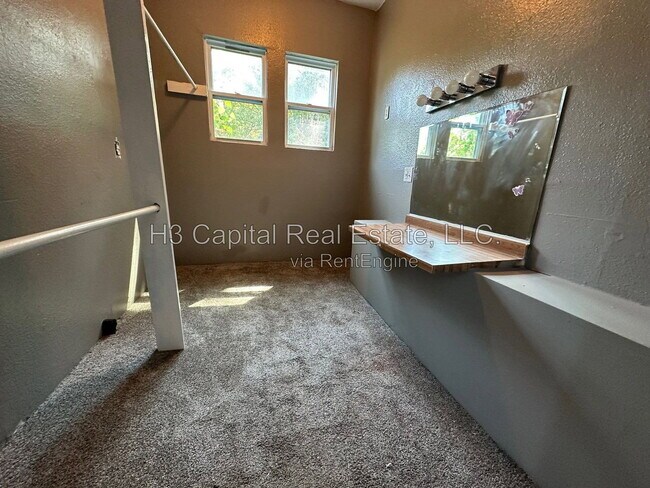 Building Photo - 821 Alby St