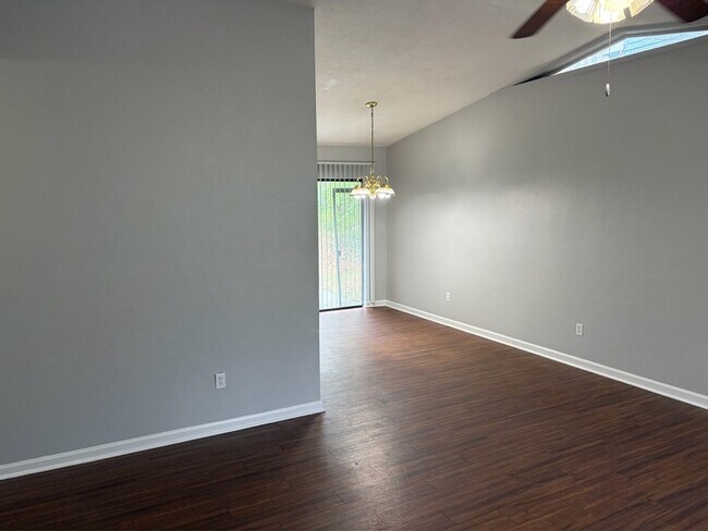 Building Photo - 753 Livingston Ct