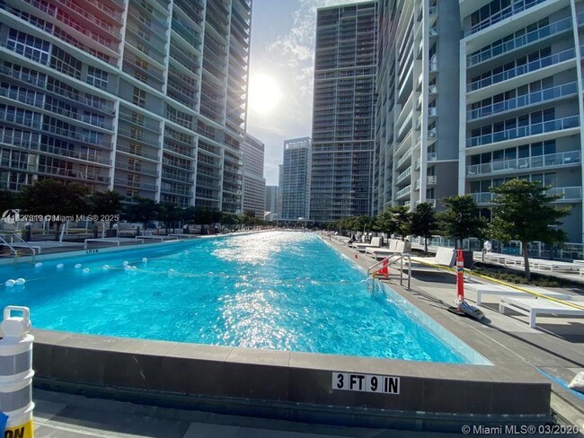 Building Photo - 495 Brickell Ave