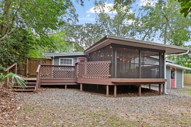 Building Photo - 3/2 House by TMH!! Available April!! fully furnished, 6 or 12 month lease available