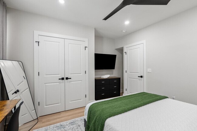 Building Photo - Luxurious 3-Bedroom Townhome in Point Breeze! Available NOW!