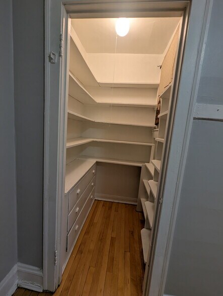 Building Photo - 3447 W Foster Ave