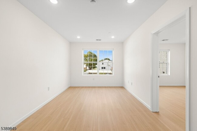 Building Photo - 70 Ridgedale Ave