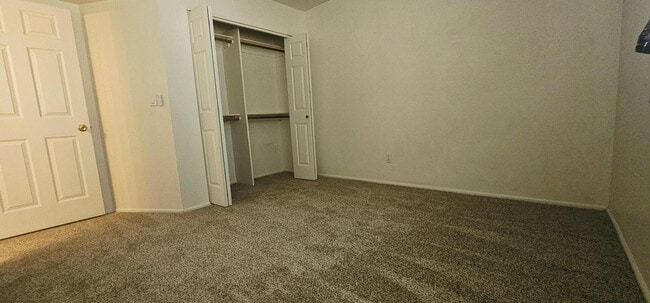 Building Photo - 333 E Lilac Dr