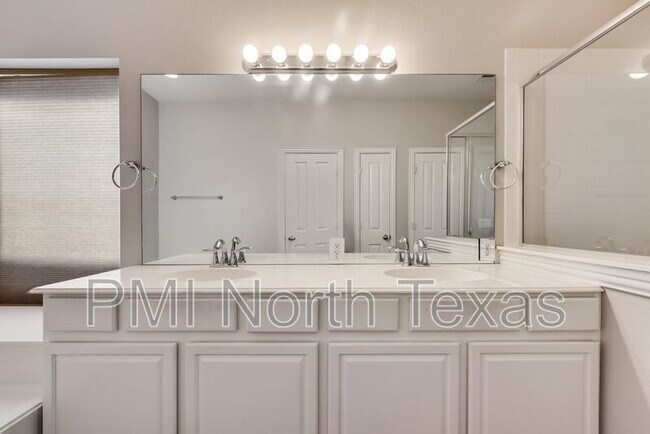 Building Photo - 1325 Mockingbird Dr