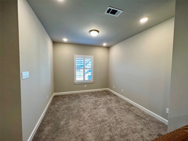 Building Photo - 547 Kingston Ln