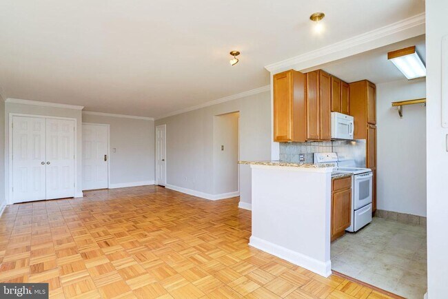 Building Photo - 1716 W Abingdon Dr