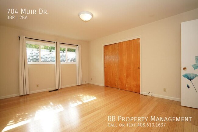 Building Photo - 704 Muir Dr