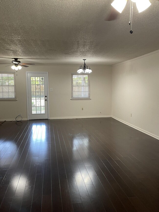 Building Photo - 1208 Essex Ln
