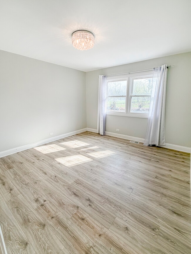 Building Photo - 9027 Skyline Dr