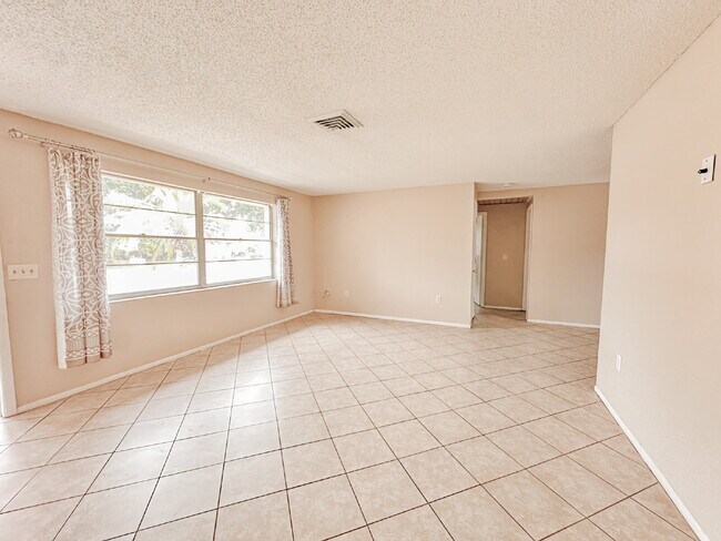 Building Photo - Gorgeous Venice home near beaches and town and highways