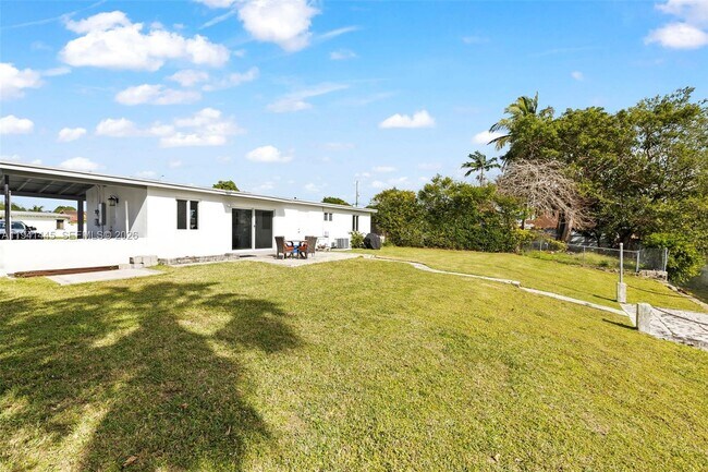 Building Photo - 10750 SW 43rd Ln